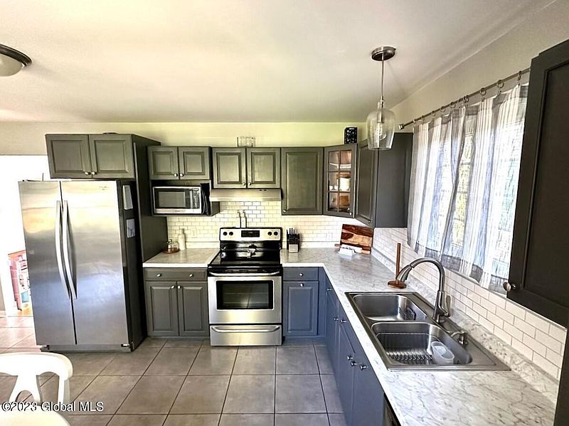 4th image of 615 Brunswick Road