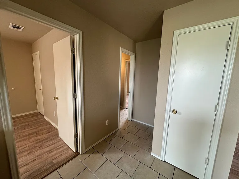 5702 Greengate Dr — Photo 56