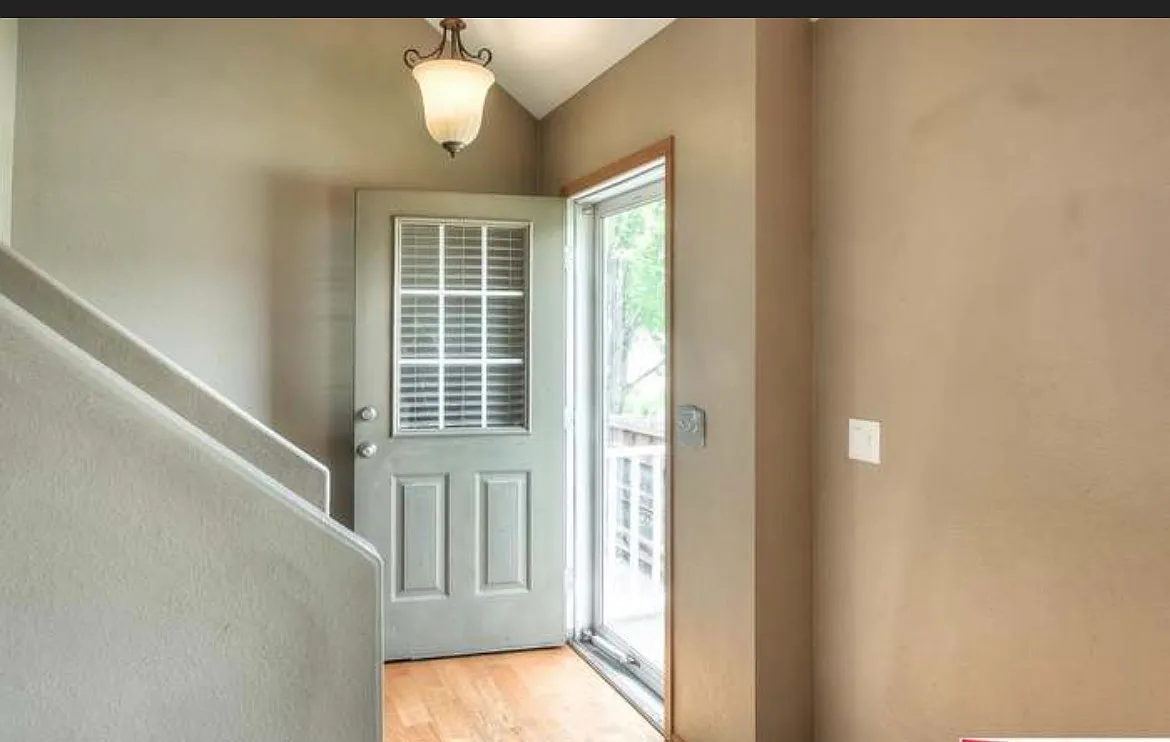 3 bed, 1384 sqft, $2,200 — Photo 3