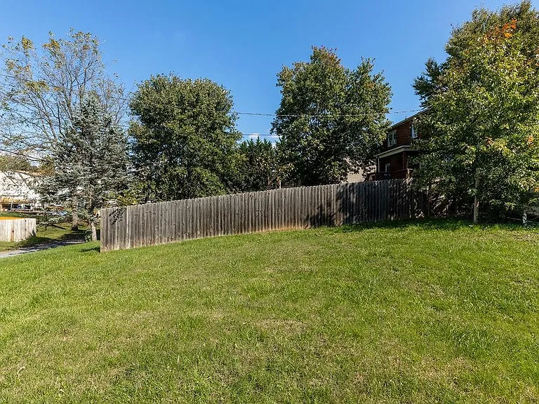 105 Hemlock St — Photo 29