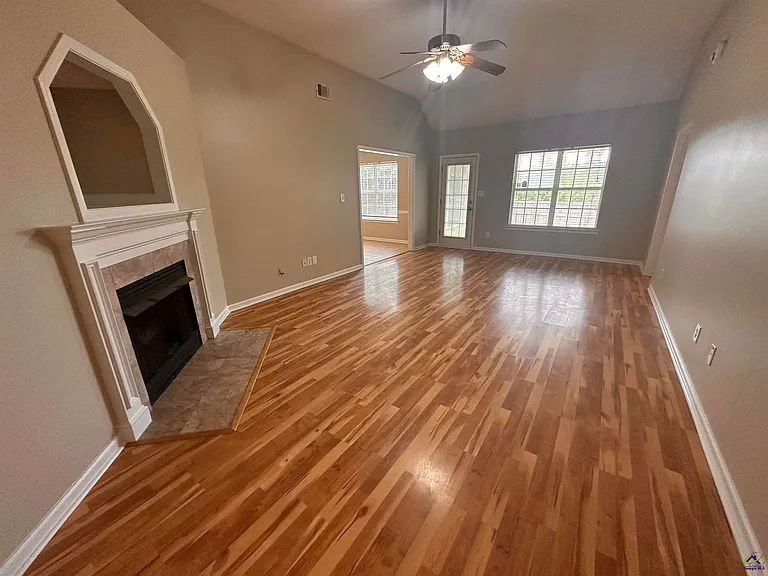 123 Larkspur Ln — Photo 7