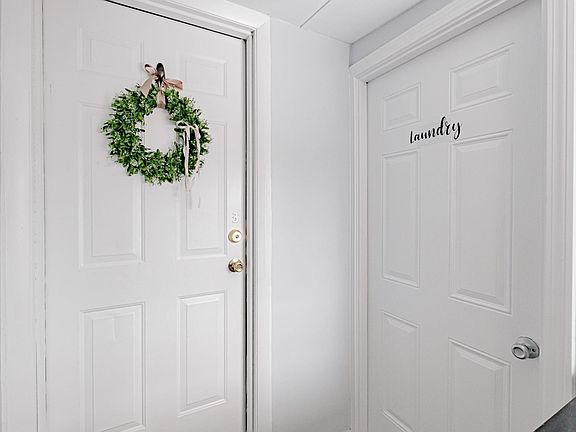 Entry door/private laundry entrance