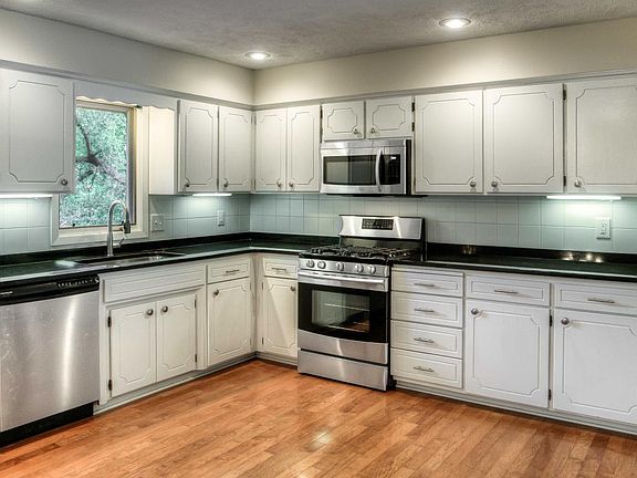 5th image of 922 S 216th St
