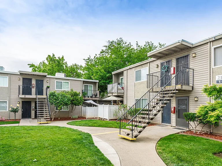 Gold Creek Apartments — Photo 10