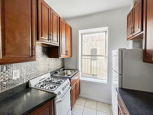 4th image of 2228 Amsterdam Ave APT 6E