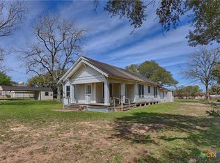 820 W Fairwinds St, Hallettsville, TX 77964