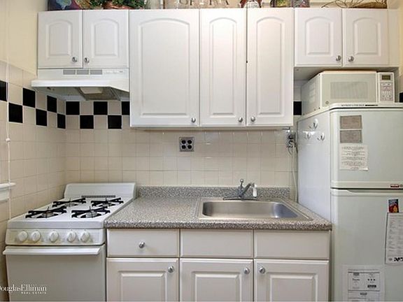 3rd image of 304 W 75th St APT 9C