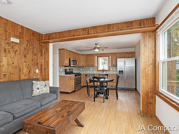 5th image of 863 Thomas St SE
