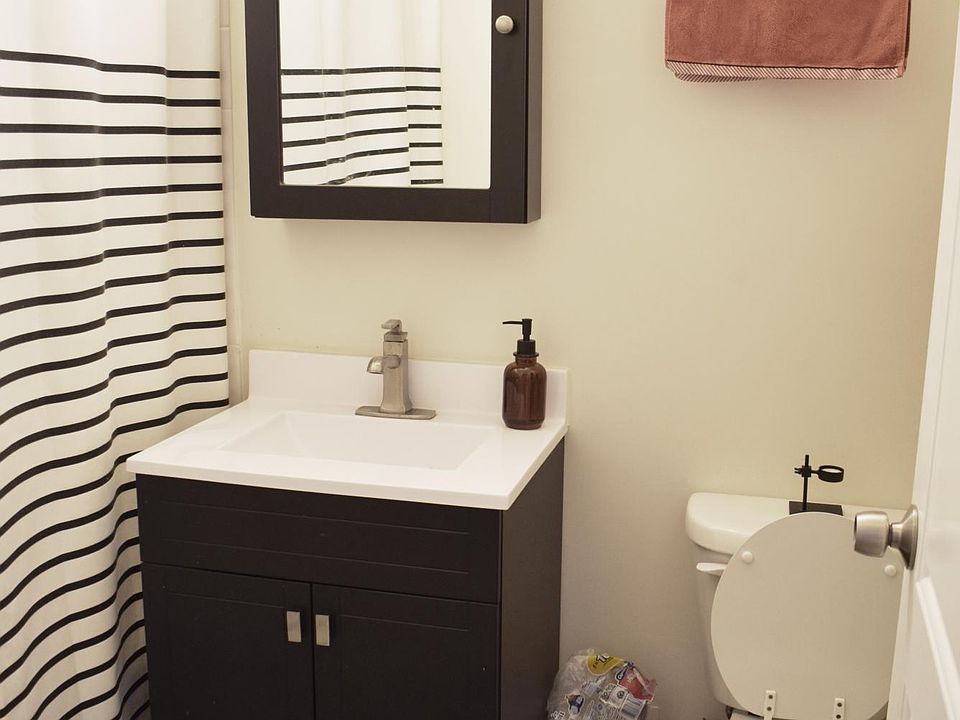 1st image of 3841-45 N Greenview Ave #2W