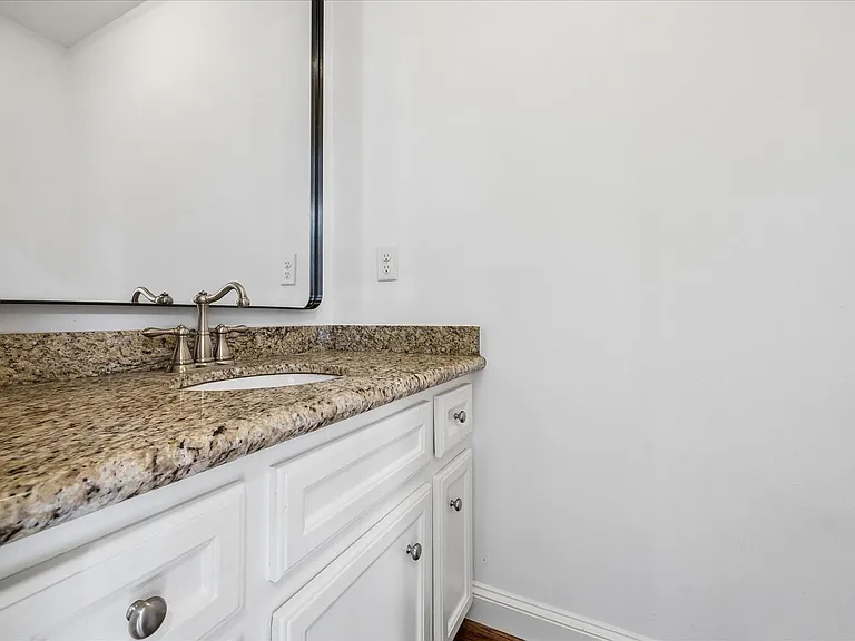 2510 Genesee St — Photo 16