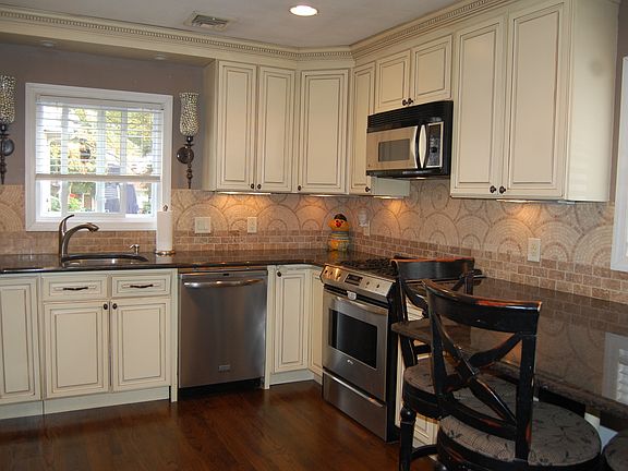 3rd image of 282 Caswell Ave