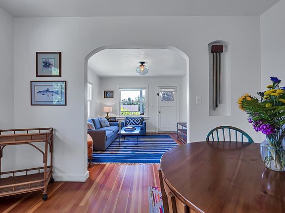 5th image of 210 Merritt Ave