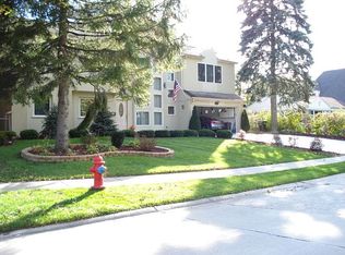 2295 Farnsworth Ln, Northbrook, IL 60062