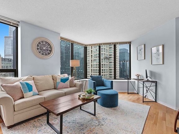 3rd image of 400 N La Salle Dr APT 2004