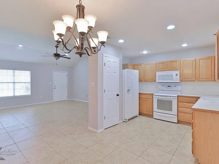 7825 Thompson Pkwy — Photo 9