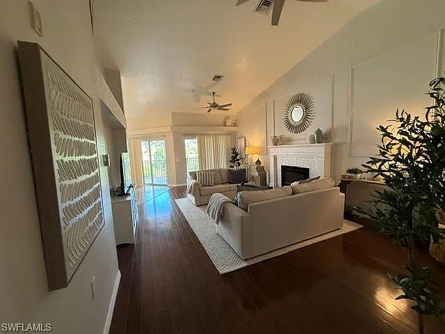2 bed, 2.0 bath, 1347 sqft, $4,000 — Photo 2