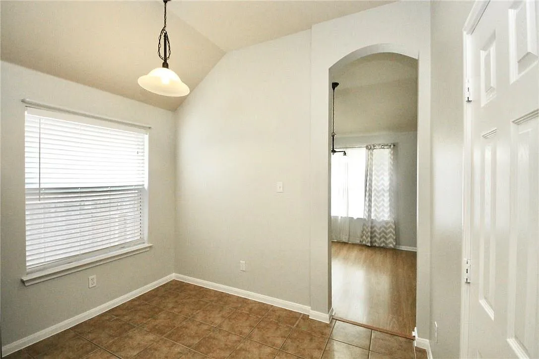 3 bed, 2.0 bath, 2010 sqft, $2,195 — Photo 4