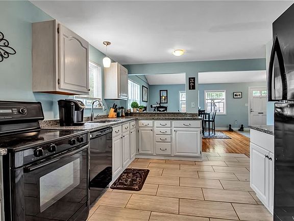 4th image of 1064 Highland Ave