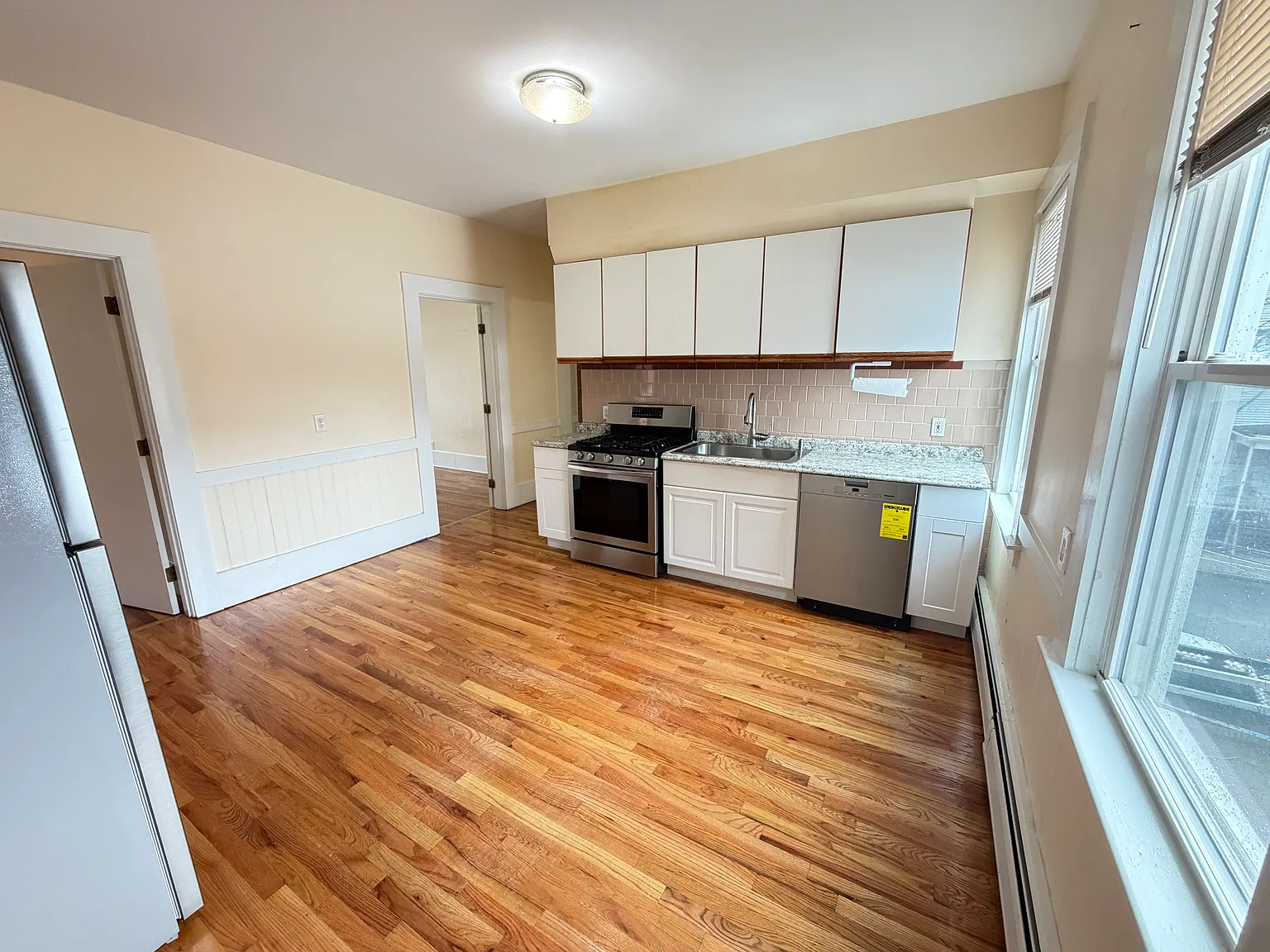 2 bed, 1.0 bath, 1200 sqft, $3,300 — Photo 4