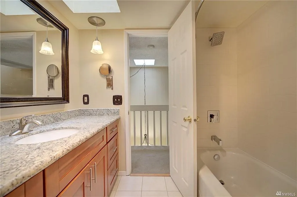 1 bed, 1.5 bath, 1048 sqft, $1,850 — Photo 2