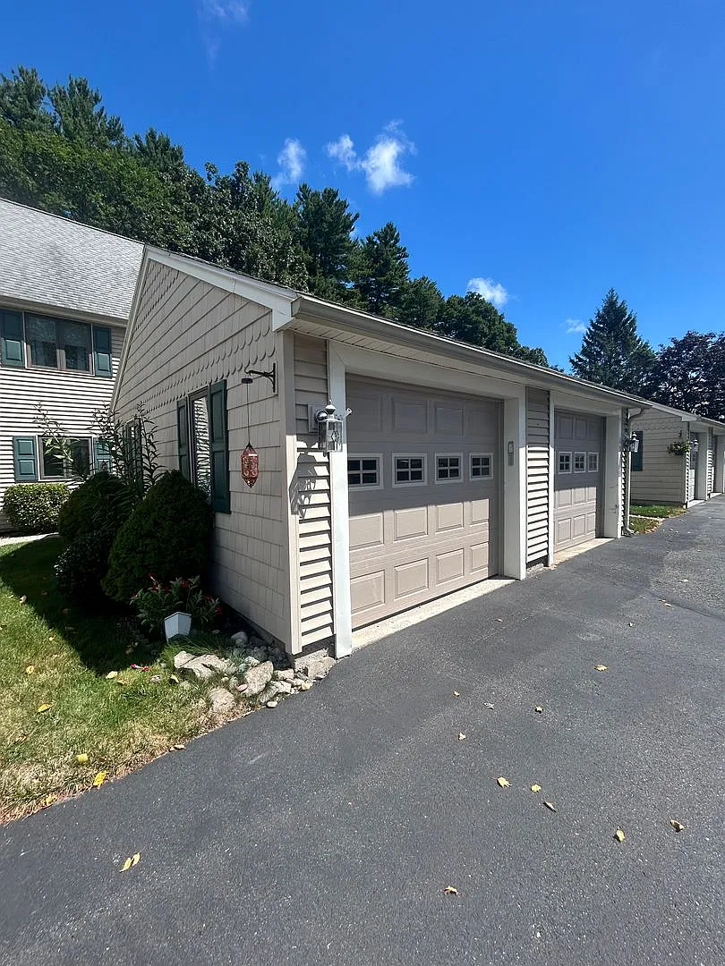 Available Now! Updated Hampton Condo w/ Garage & Laundry — Photo 4