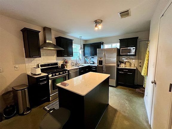 4th image of 2409 Santa Rosa St
