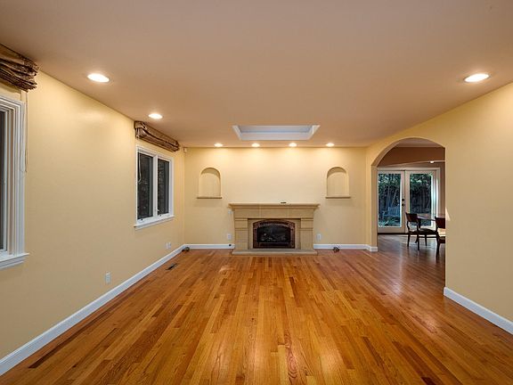 5th image of 817 Melville Ave