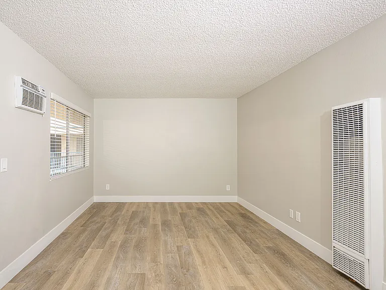 535 N Hobart Blvd — Photo 23