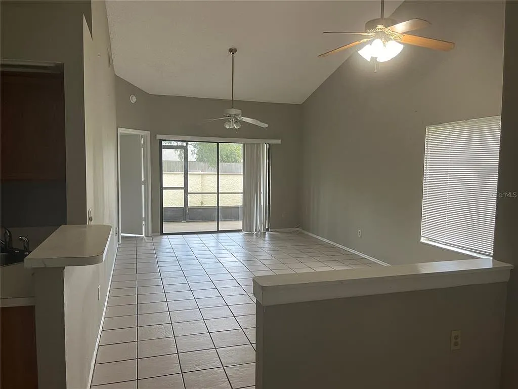 3 bed, 2.0 bath, 1272 sqft, $2,100 — Photo 4