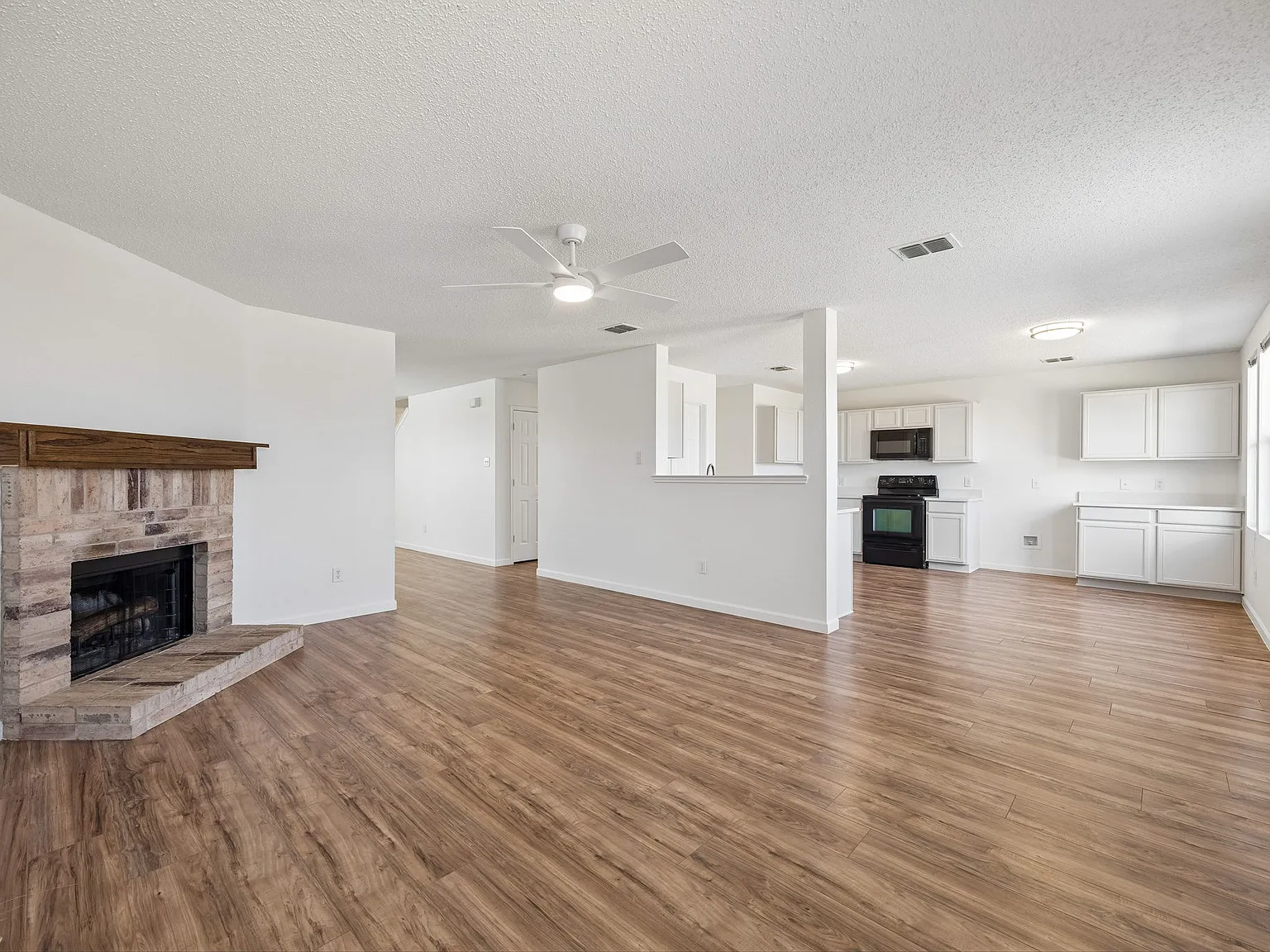 4 bed, 2569 sqft, $2,750 — Photo 4