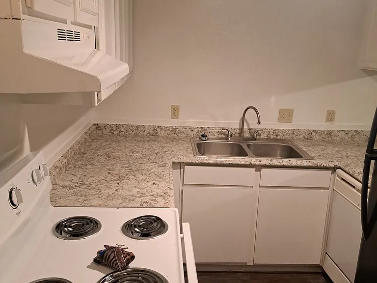 Peachtree Apartments — Photo 15