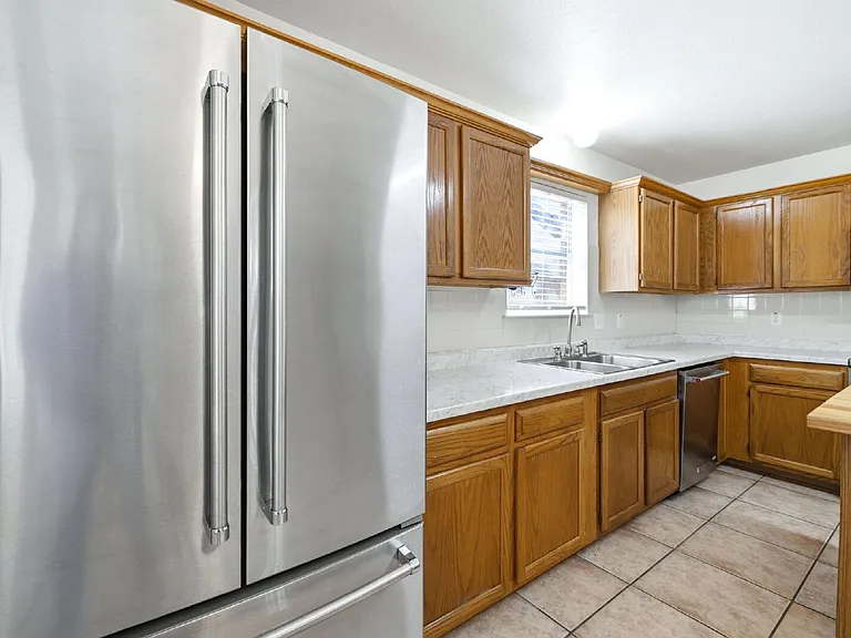 832 Dimrock — Photo 16
