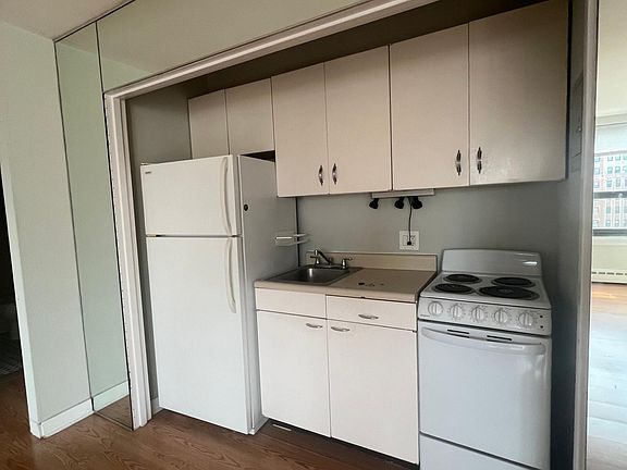 3rd image of 433 W Wellington Ave #13E
