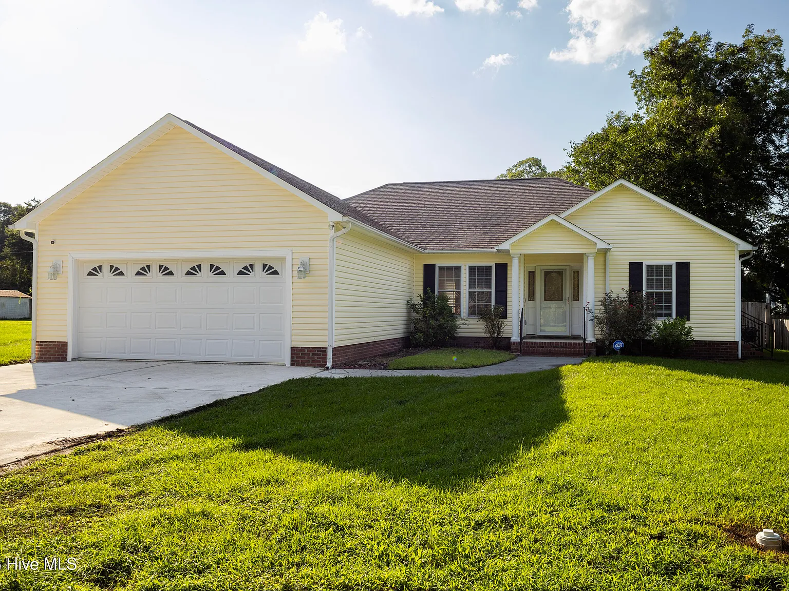 3 bed, 2.5 bath, 1623 sqft, $1,900 — Photo 2