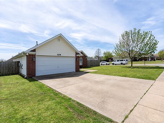3rd image of 1208 E Ken Leach Ct