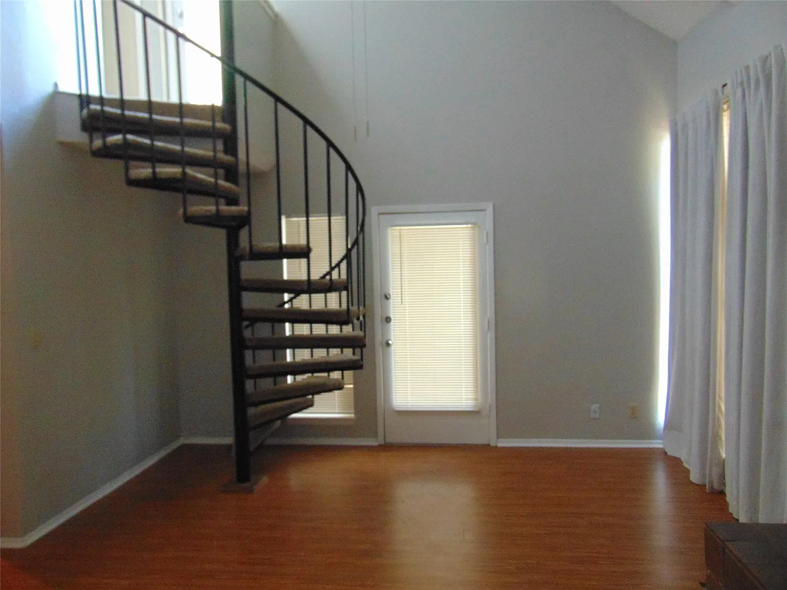2 bed, 2.5 bath, 1784 sqft, $1,795 — Photo 3