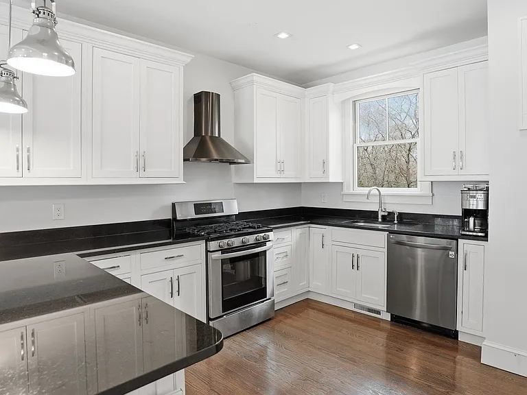 420 Maple Ave S — Photo 8