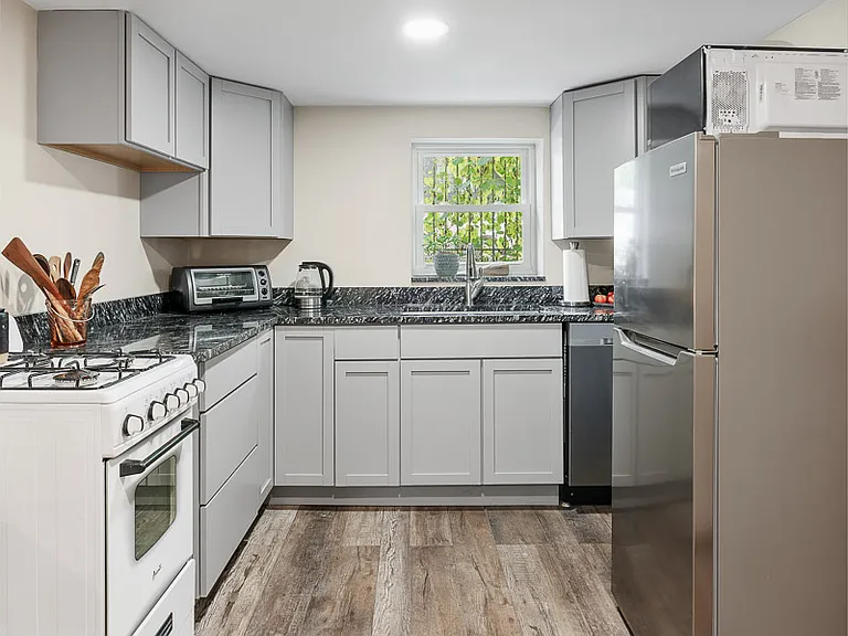 1301 W Nelson St #B — Photo 6