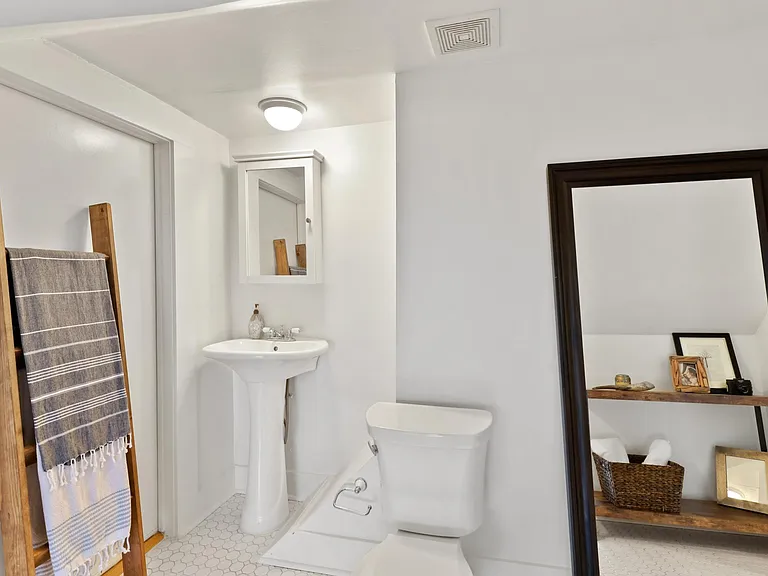 829 N Madison Ave — Photo 19