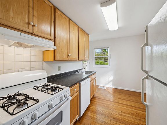 5th image of 435 Ainsworth Cir