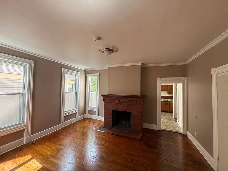870 Elm St — Photo 3