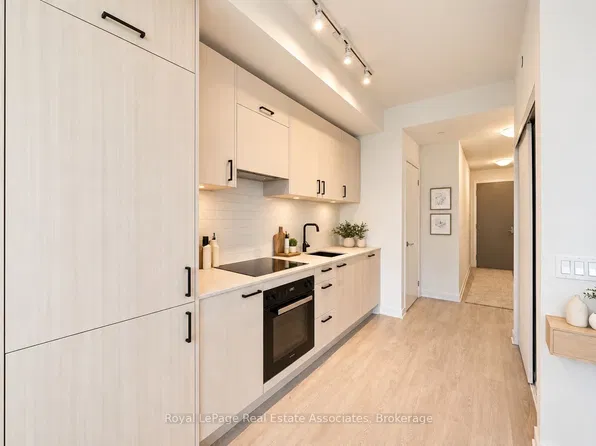 1 Quarrington Ln #1004, Toronto, ON M3C 0S4