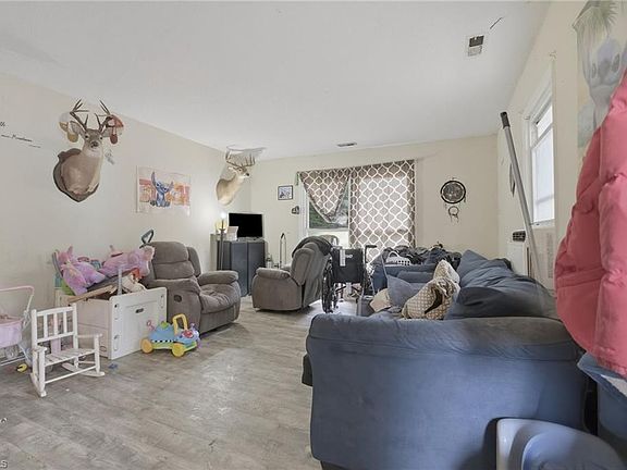 3rd image of 791 Falconbridge Rd