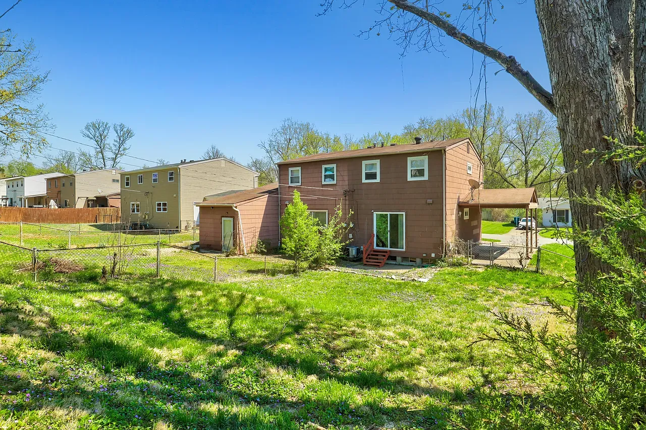3 bed, 1.5 bath, 1044 sqft, $3,045 — Photo 2