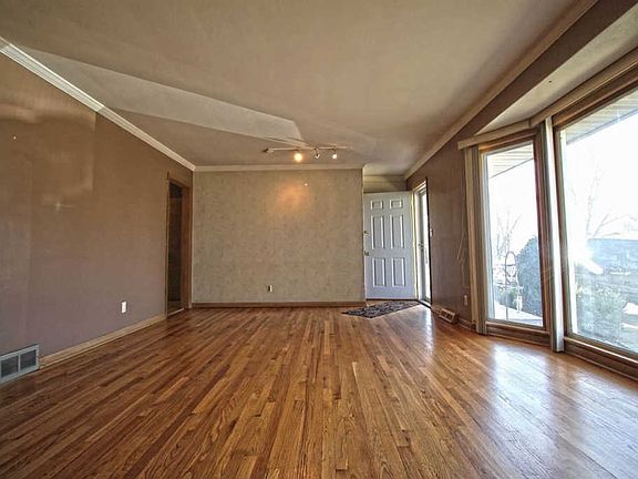 4th image of 2733 Broadmoor Dr