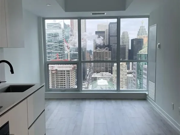 327 King St W, Toronto, ON