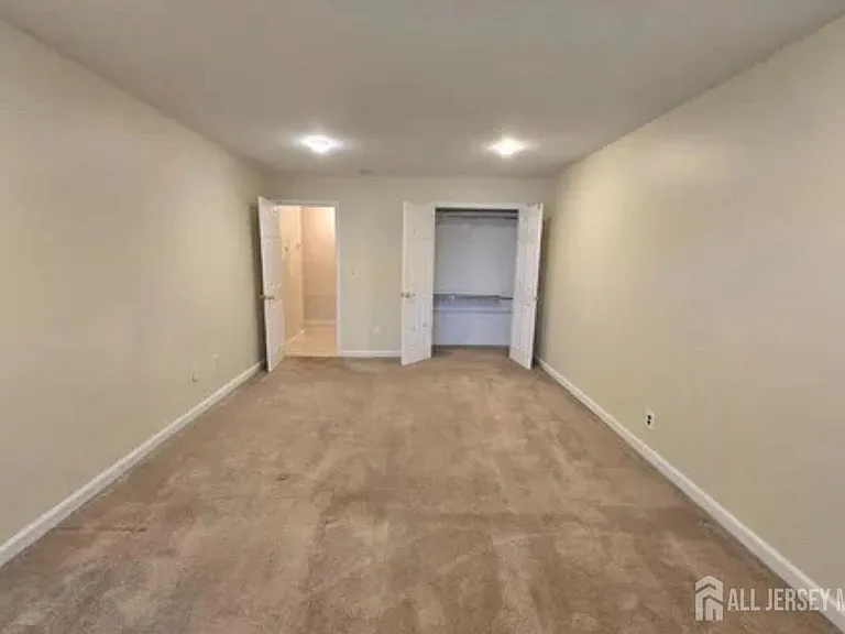 334 College Dr — Photo 3