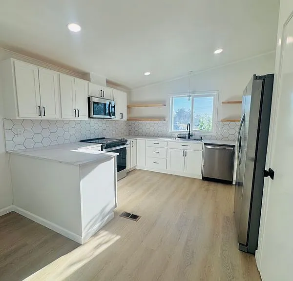 692 NW 15th St — Photo 8