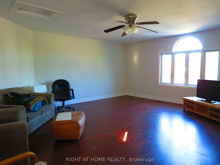 302 Stanley St — Photo 12
