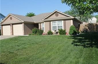 2nd image of 805 SW Lakeview Dr